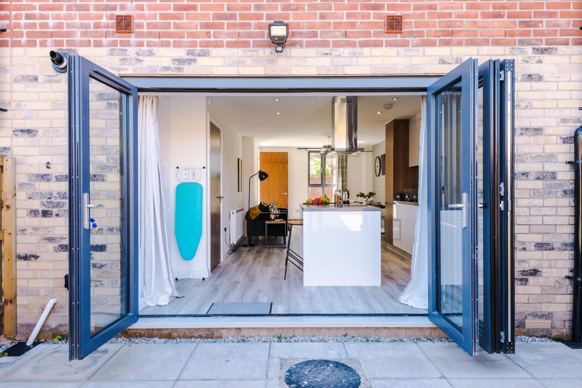 Villa Rest&Recharge At Waterway House à Manchester Extérieur photo